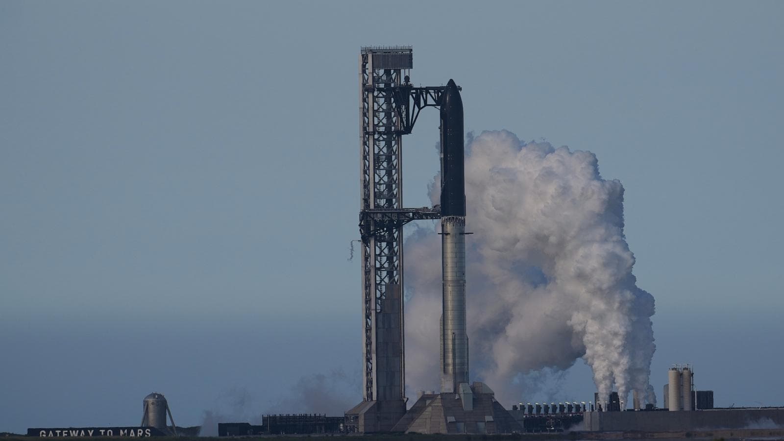 SpaceX Starship V3 rocket on the launch pad with technical issues
