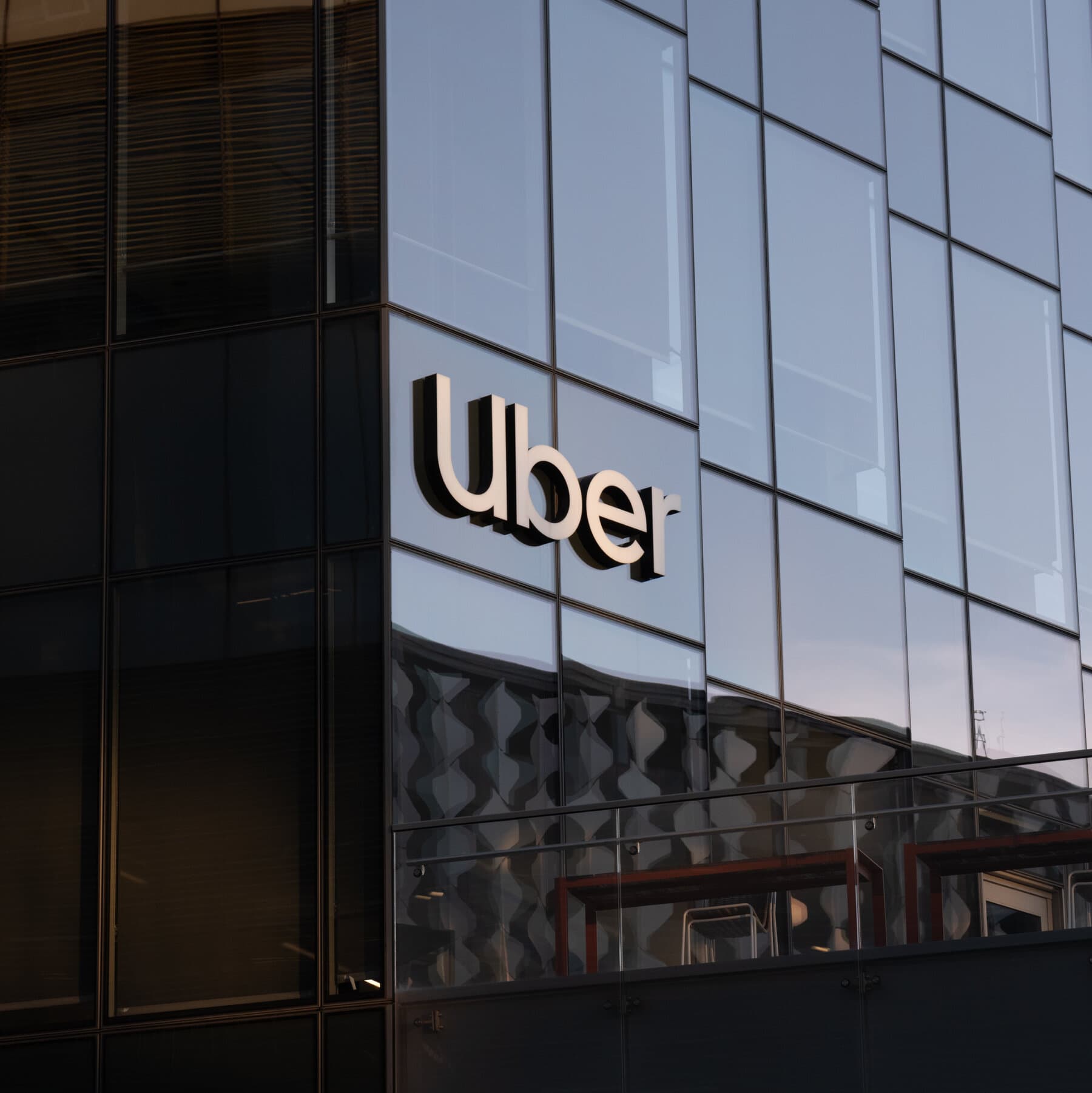 An infographic illustrating Uber's 10% workforce reduction and its impact on operational efficiency.