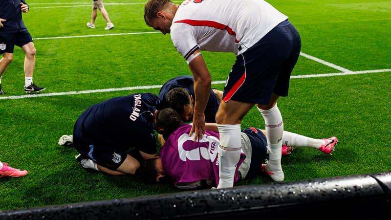 Jordan Henderson training with the England national team after wrist surgery.