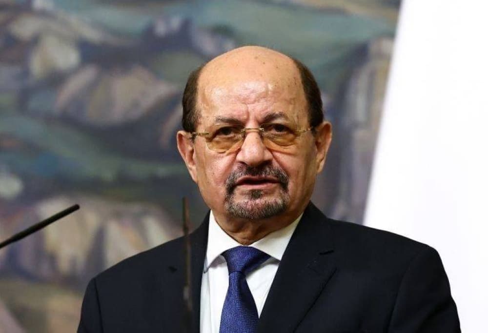 Yemeni Prime Minister Shai' Mohsen Al-Zandani addressing the media.
