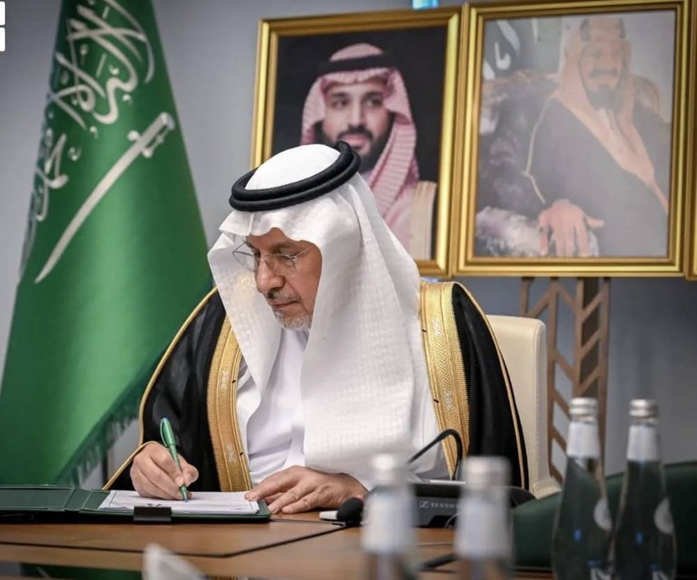 Saudi Arabia and UK officials signing humanitarian aid agreement for Yemen.