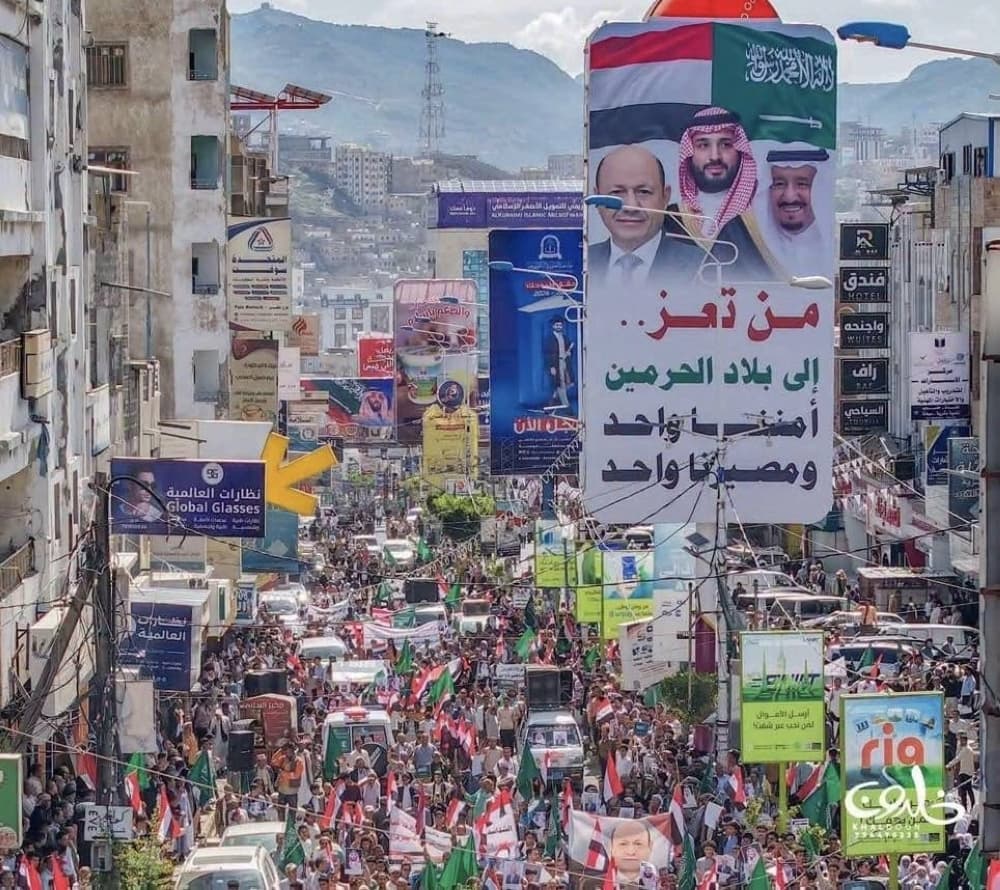 Thousands gather in Taiz to demand an end to the Houthi siege and support for Yemeni leadership.