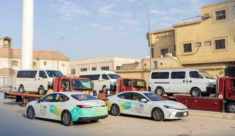 Infographic detailing safety standards for educational transport buses in Saudi Arabia.