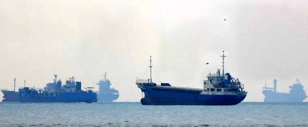 Infographic showing oil flow through the Strait of Hormuz and the impact of tensions on shipping and energy prices.