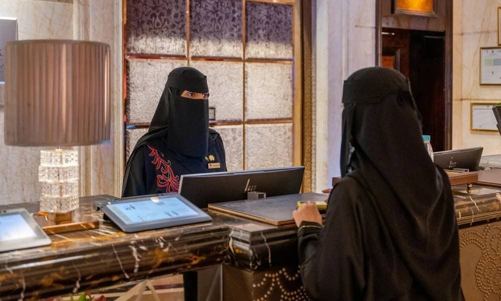 Infographic detailing Saudi Arabia's new hospitality bylaw and its impact on guest privacy and operational standards.