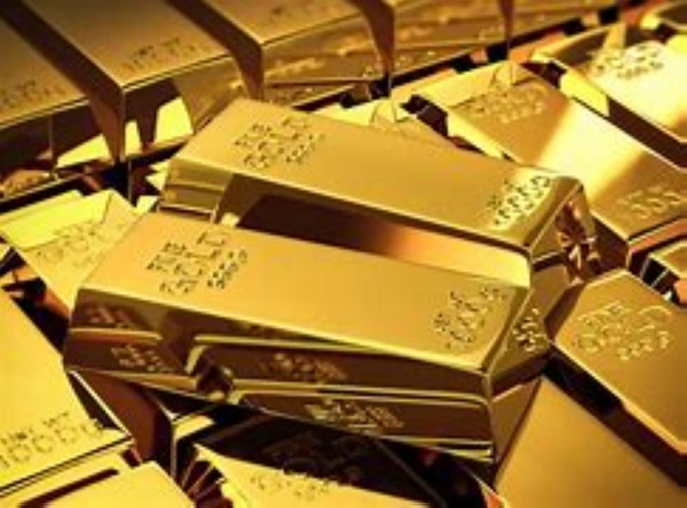 A visual representation of gold price decline and U.S. dollar strength amid inflation concerns.