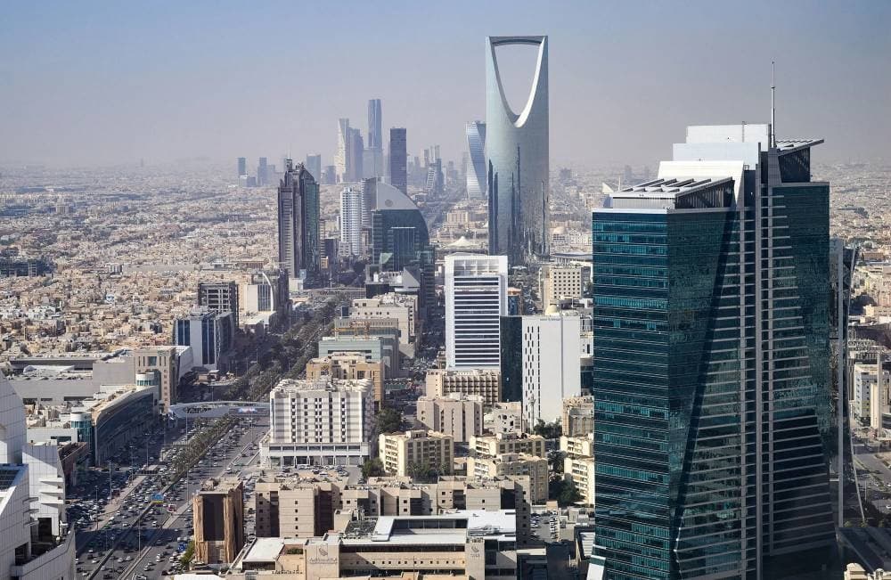 Infographic showing the flow of $7 billion redirected to Saudi domestic banks from foreign investments.