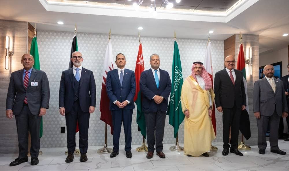 Flags of Saudi Arabia, Kuwait, Egypt, and Turkey over a Middle Eastern map, highlighting diplomatic efforts.