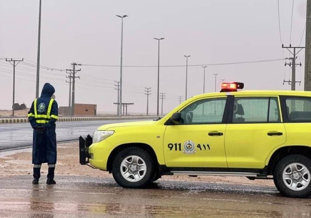 A weather map highlighting heavy thunderstorms and flood warnings in Makkah, Al-Baha, Jazan, and Asir regions.