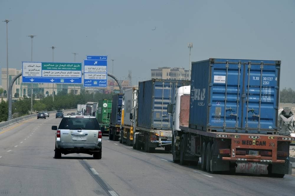 Infographic detailing the Saudi truck operational age extension and its impact on logistics and transport regulations.