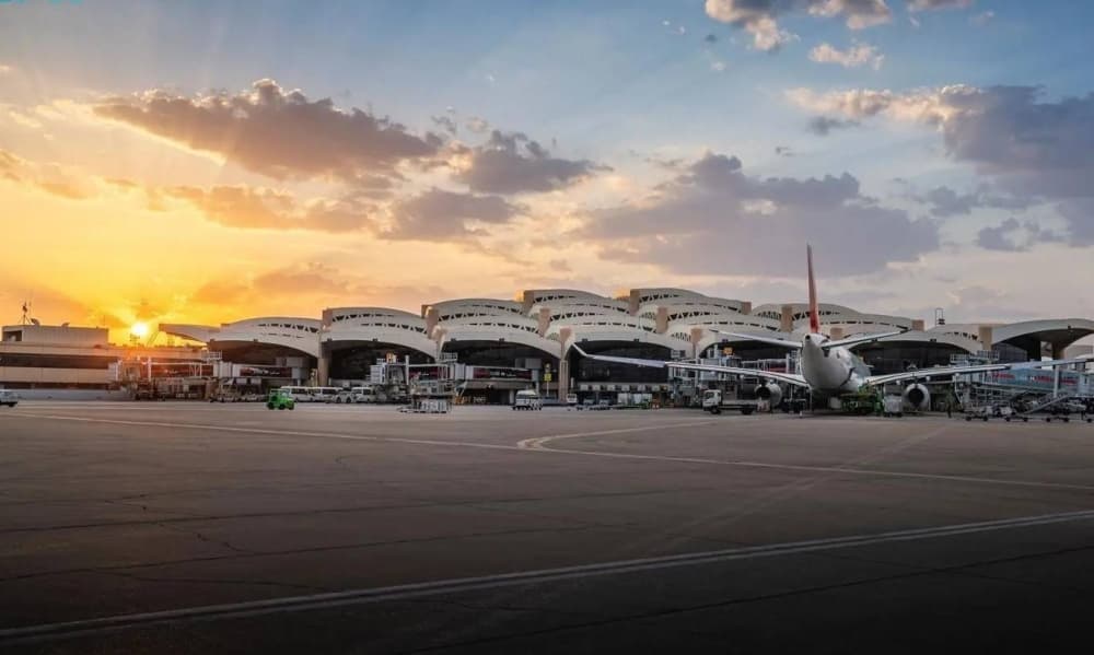 A visual representation of King Khalid International Airport's temporary closure and flight cancellations due to a missile attack.