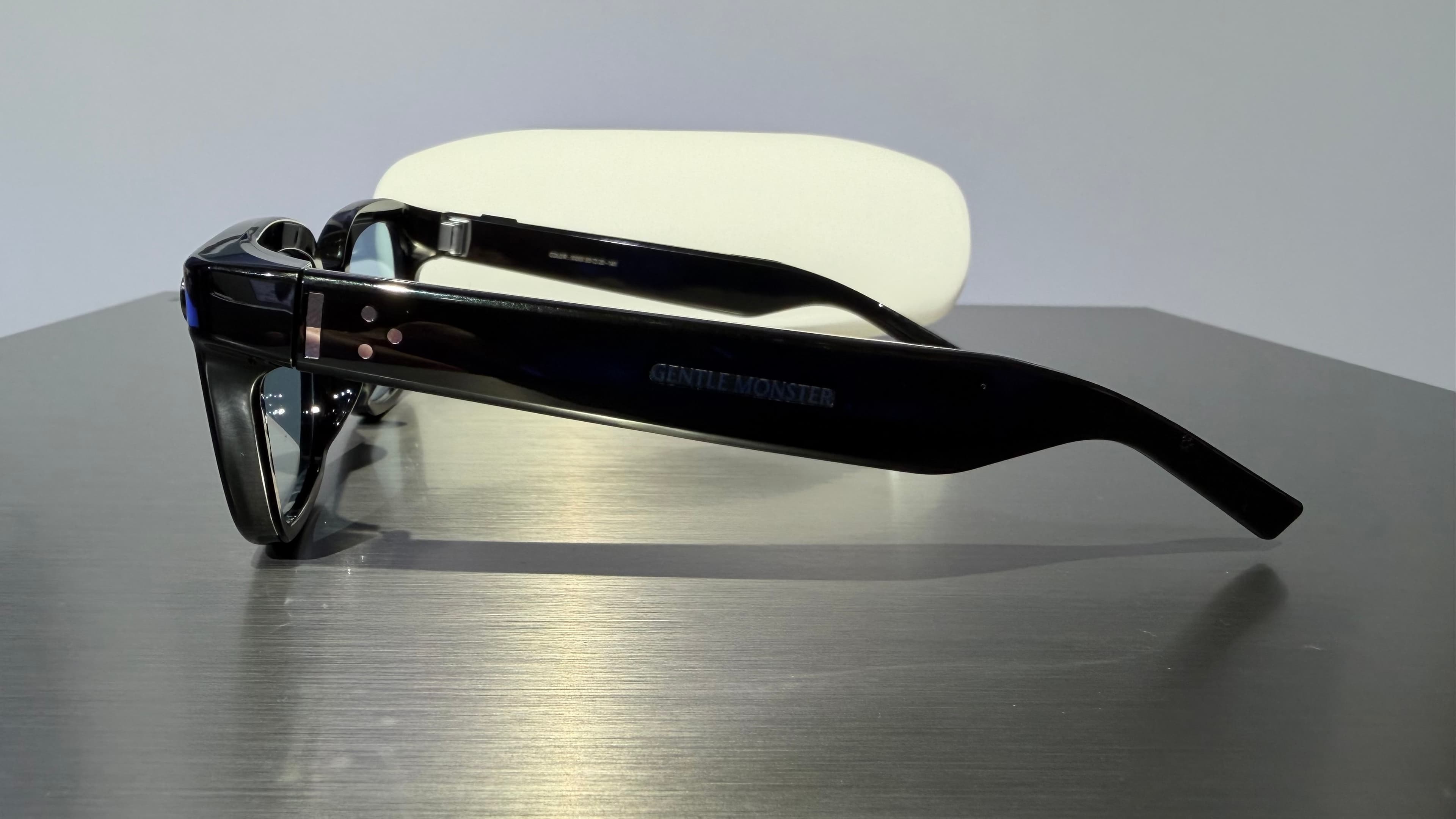 Samsung smart glasses showcasing privacy features and battery life