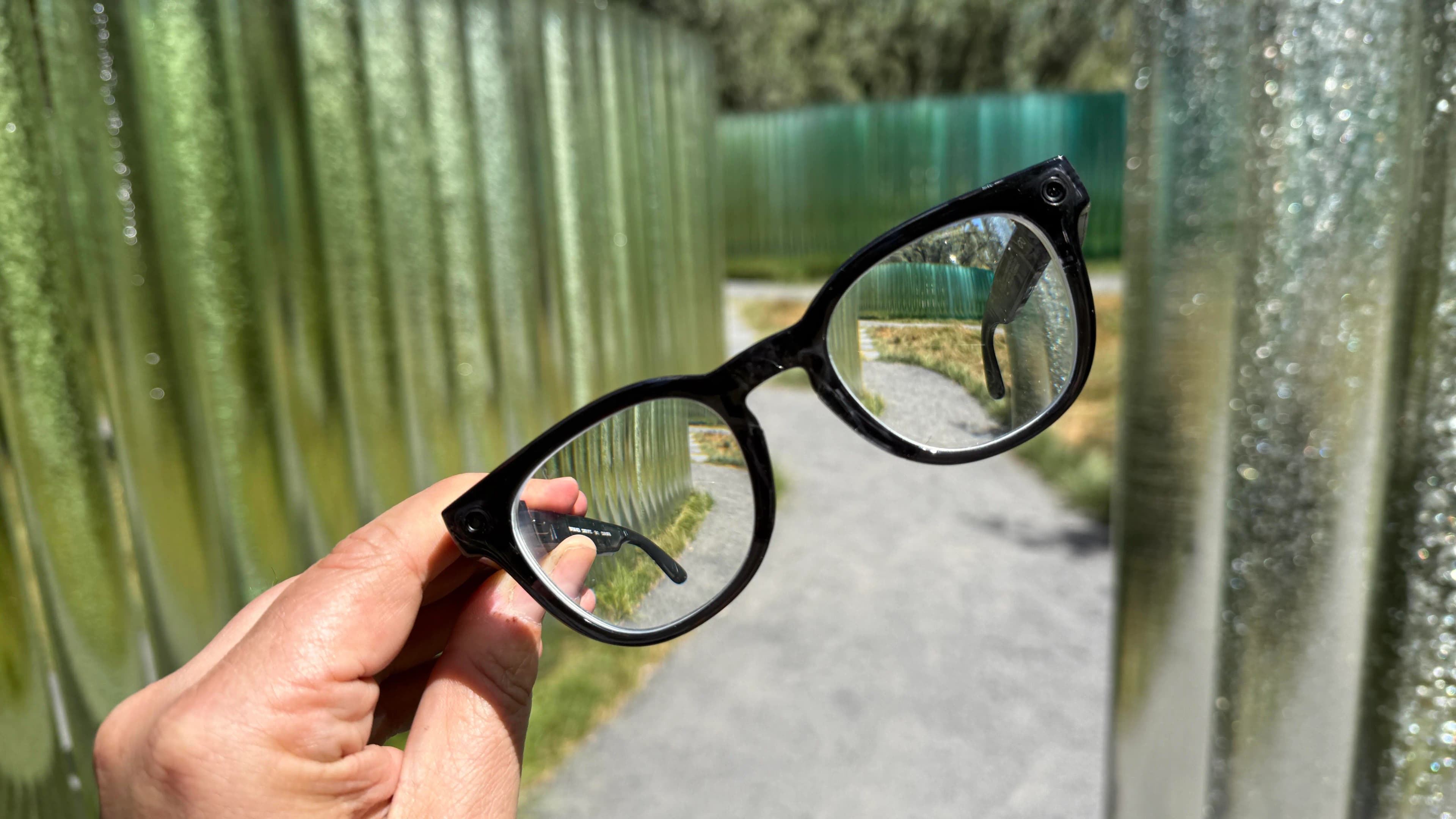 Infographic comparing Meta's Ray-Ban smart glasses with the new camera-free Luna model, focusing on privacy features.