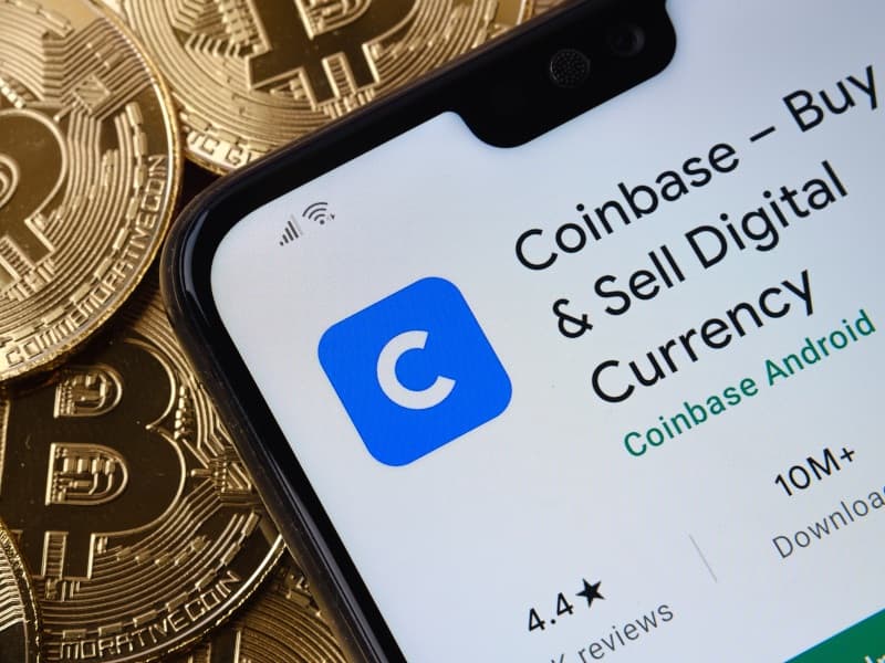 Infographic showing Coinbase's workforce reduction and trends in AI integration and cryptocurrency market volatility.