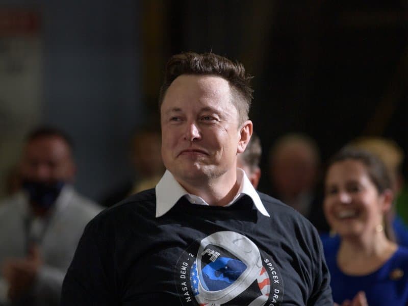 Infographic showing SpaceX's $75 billion IPO and its impact on the aerospace and technology sectors.