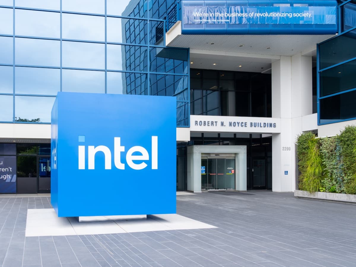Intel Shares Plunge After Weak Q4 Revenue Guidance Amid PC Market Slowdown Driven by Memory Price Surge