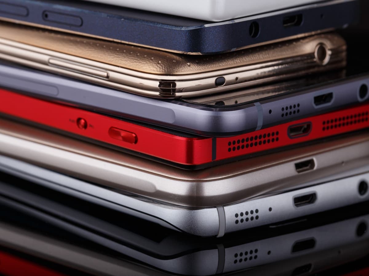 Graph showing decline in smartphone shipments and rise in refurbished device sales.