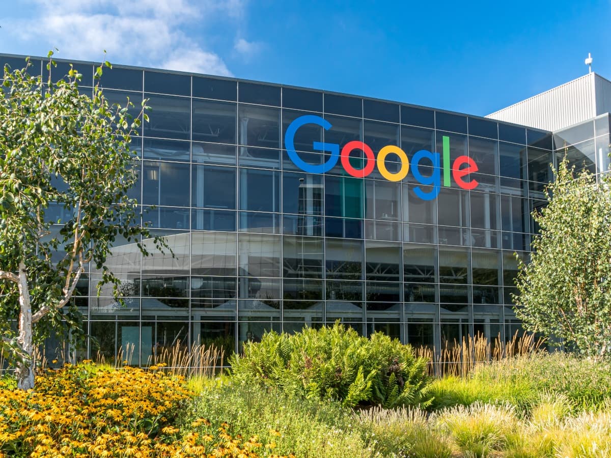 Illustration of a gavel symbolizing legal action against Google for advertising practices.