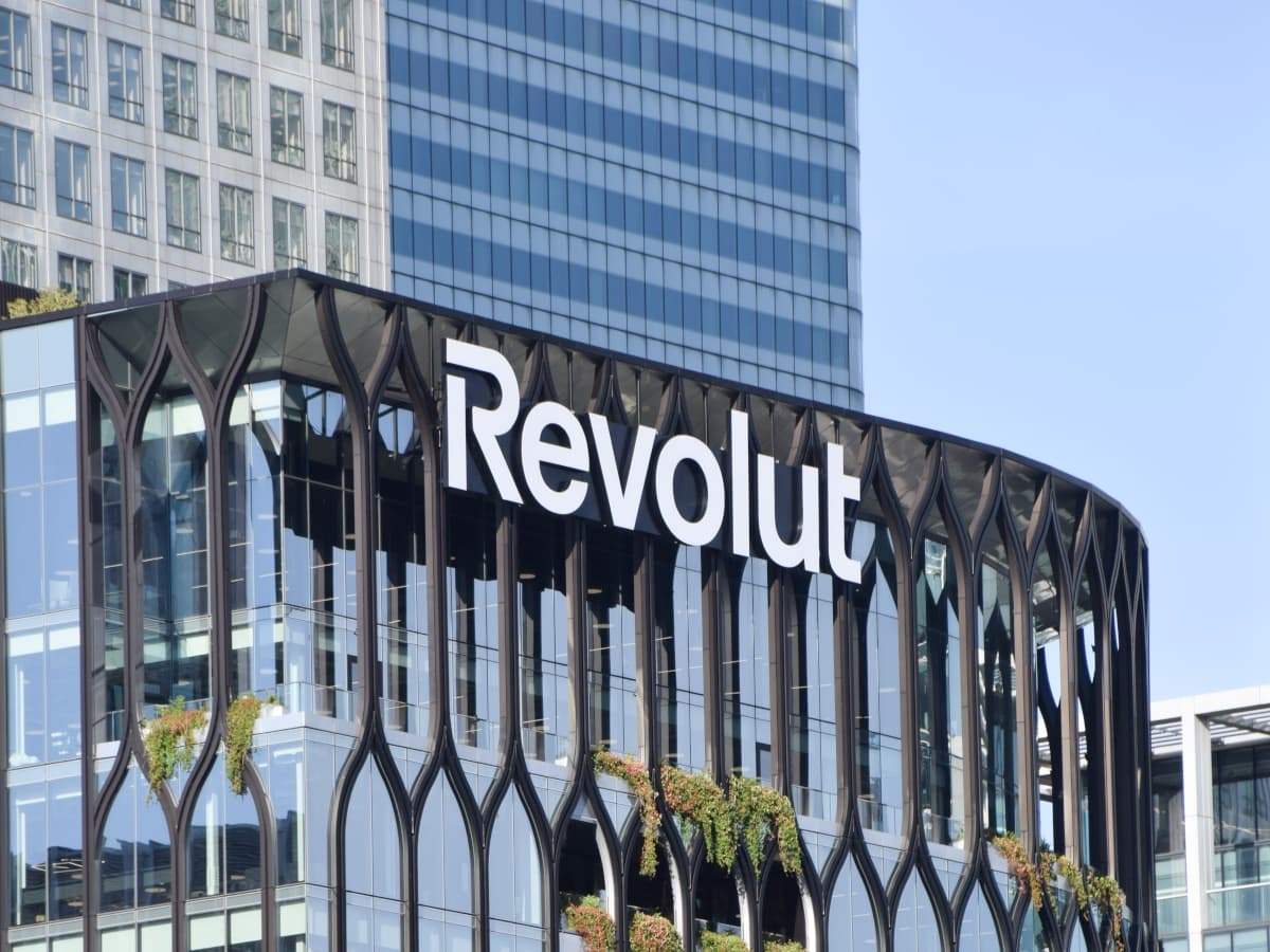 Infographic detailing the launch of Revolut's EURR euro-backed stablecoin and its market implications.