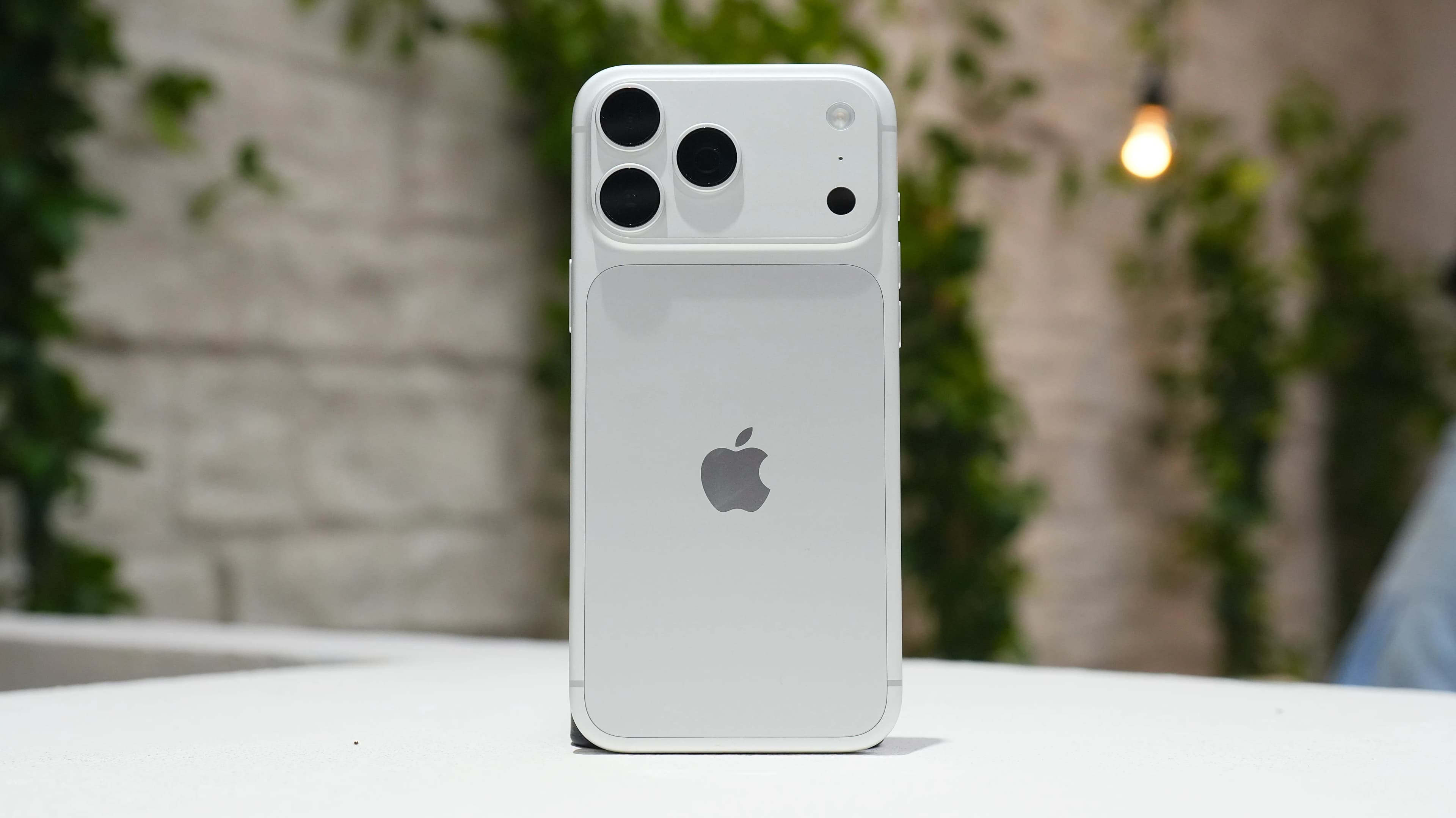Apple Addresses Hardware Defect in iPhone 18 Pro Max on AT&T Network