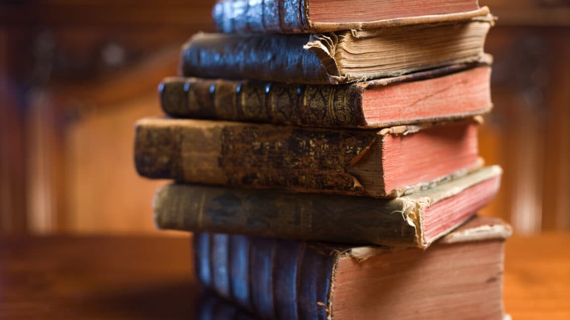 Illustration of AI's impact on the book market and translation quality.