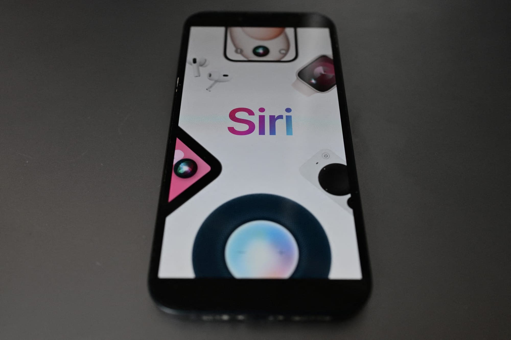 Infographic detailing Apple’s $250 million settlement over misleading Siri AI features affecting millions of consumers.