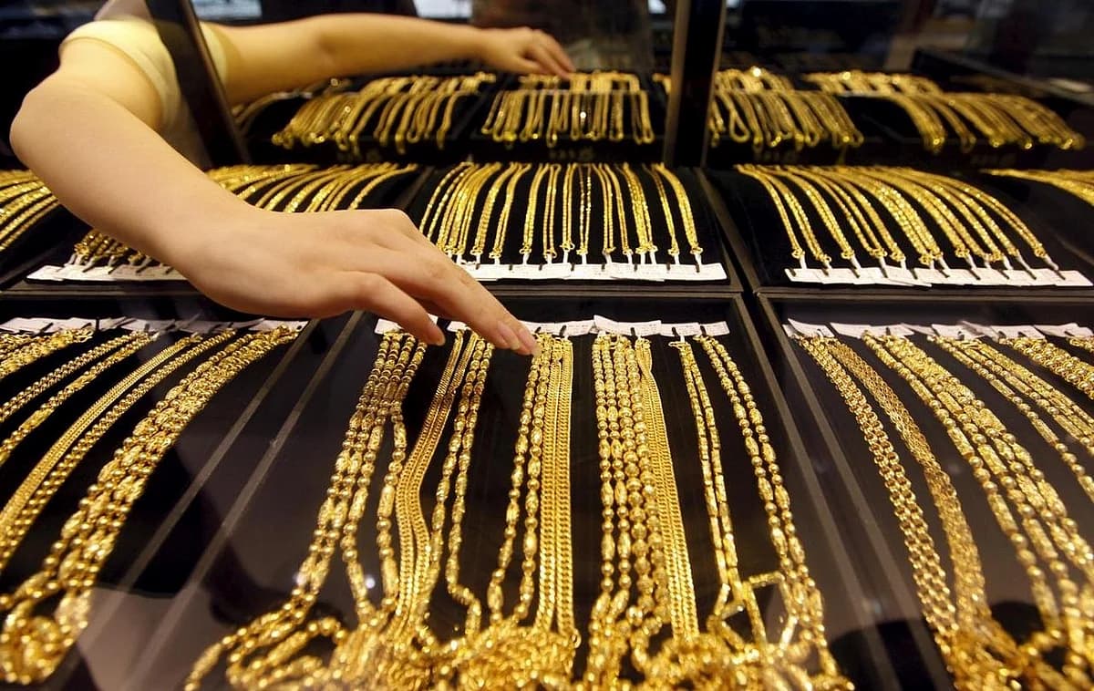 Graph showing the decline in gold prices over the past month.