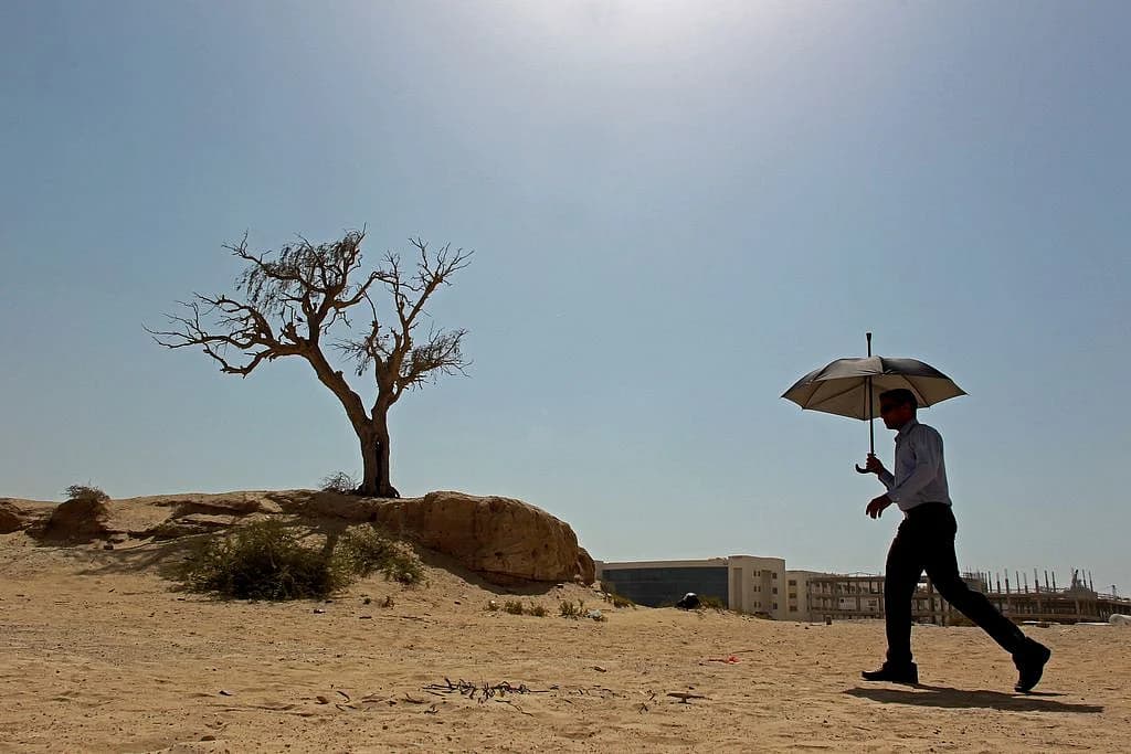 A graphic showing rising temperatures in the UAE for summer 2026.