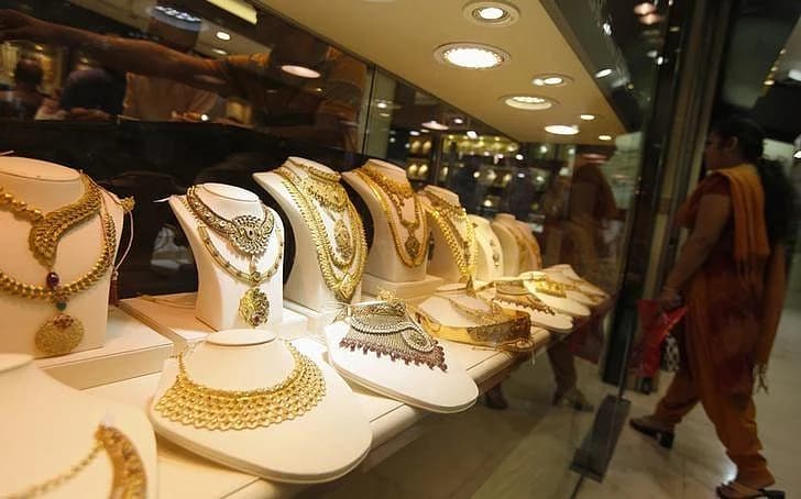 A visual representation of Dubai gold prices and global market trends.
