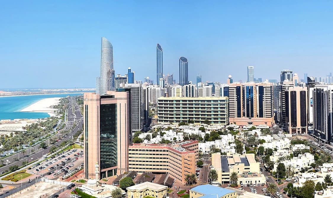 Graph illustrating UAE's GDP growth and non-oil sector expansion in 2025.