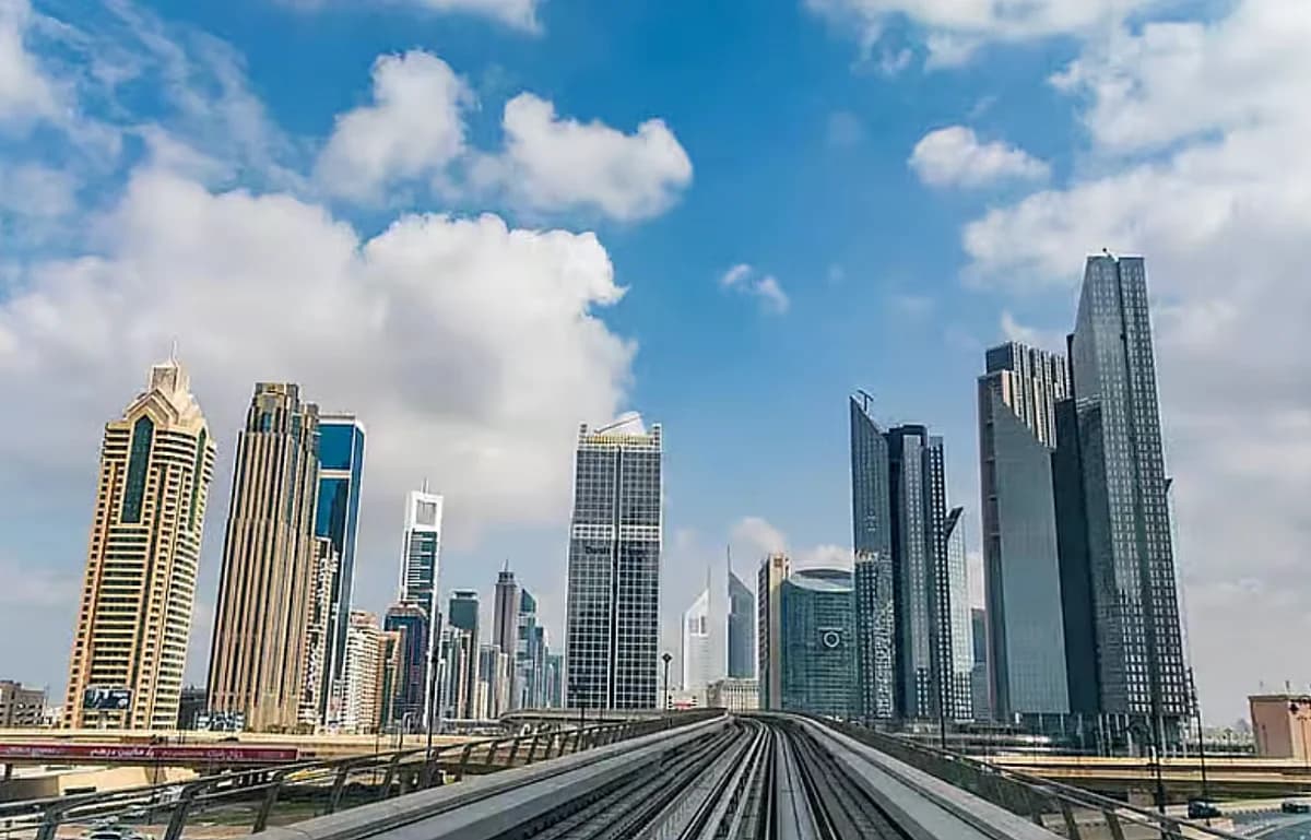 Dusty conditions in the UAE with fluctuating temperatures