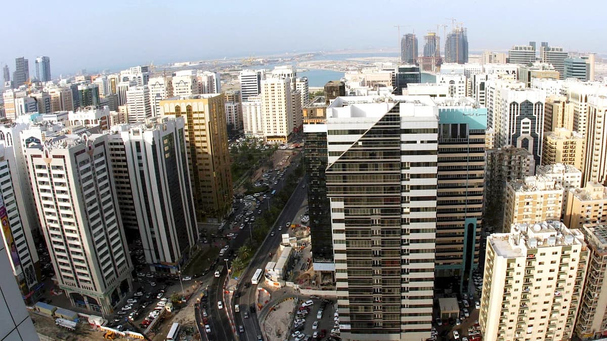 Infographic illustrating the Abu Dhabi rent freeze and its impact on tenants and landlords.