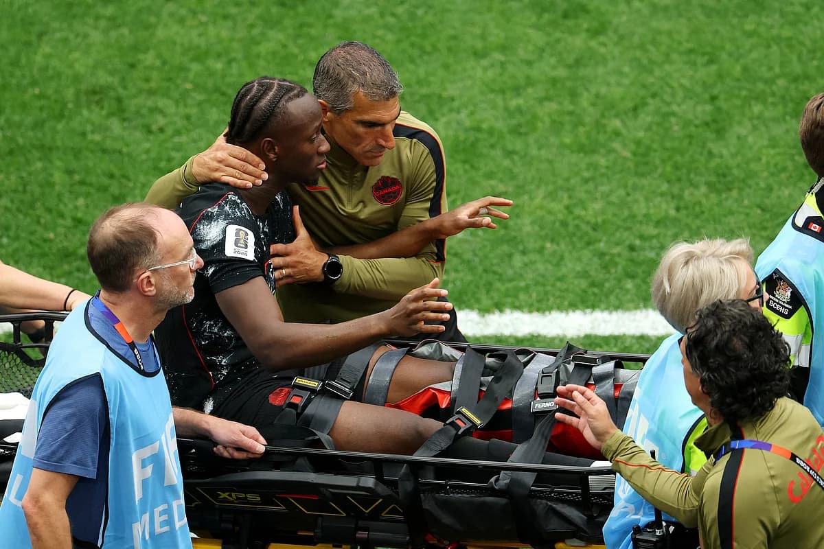 Ismaël Koné on the field during the World Cup match against Qatar