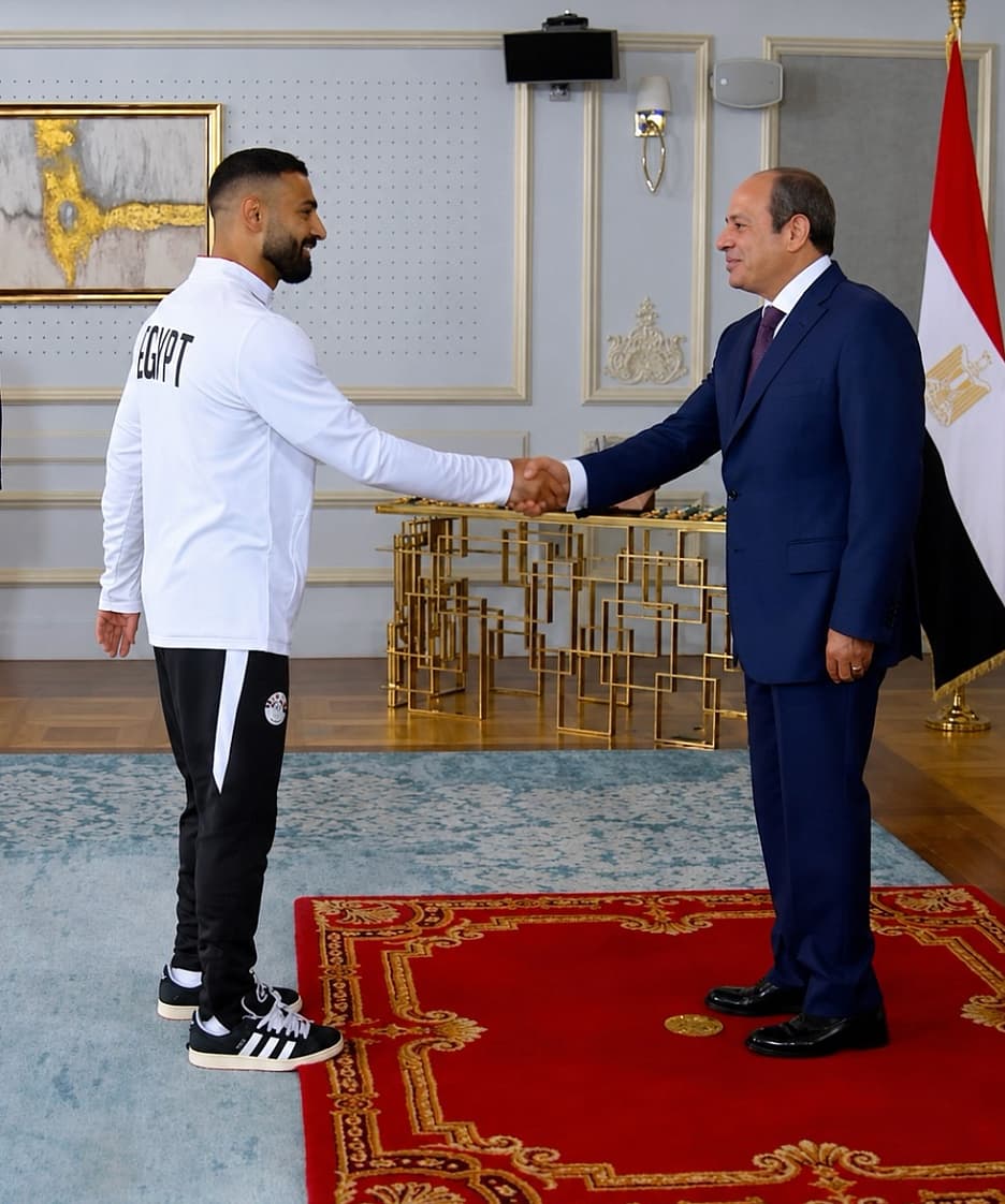 President el-Sisi presenting the Cup of Merit to the Egyptian national football team.