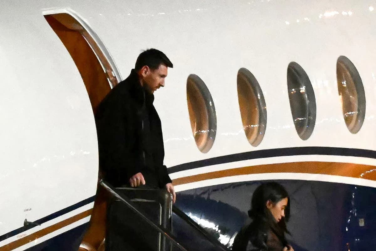 Lionel Messi arriving in Argentina after the passing of his father.