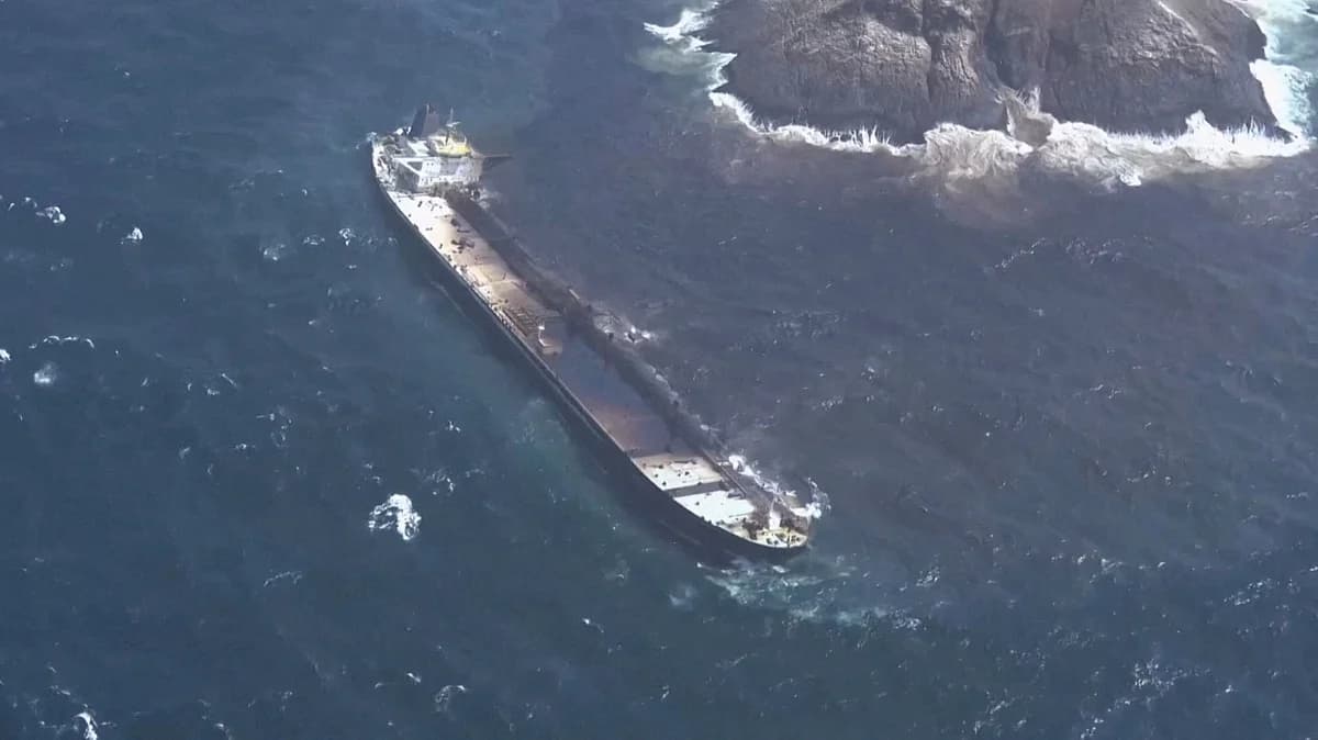 Oil spill from the Caroline Bezengi affecting the Omani coastline