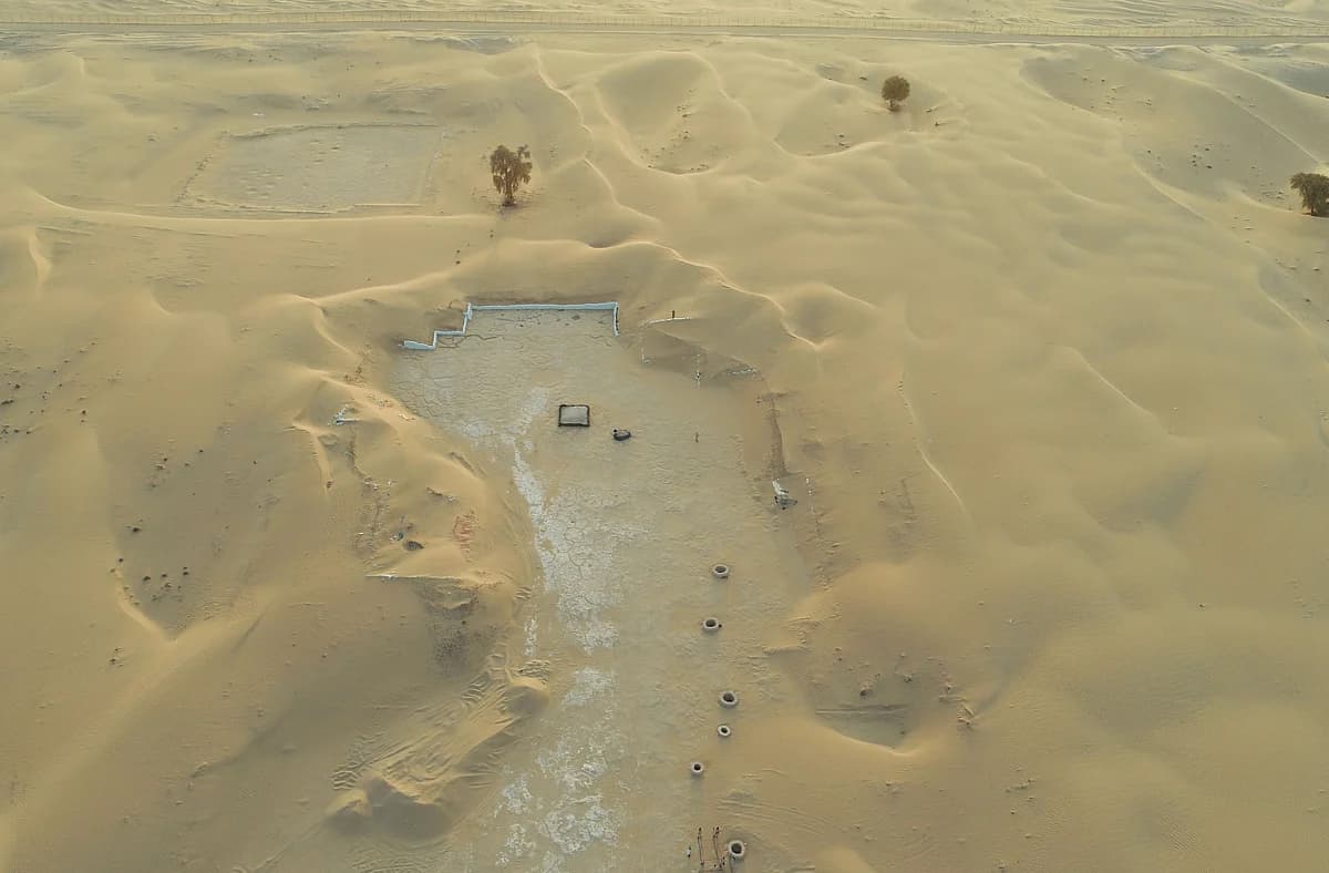 Infographic depicting the timeline of human occupation in the UAE, highlighting archaeological sites and their significance.