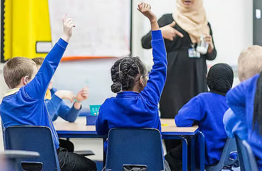A graphic showing UAE schools' new grooming and nutrition standards, emphasizing health and discipline.