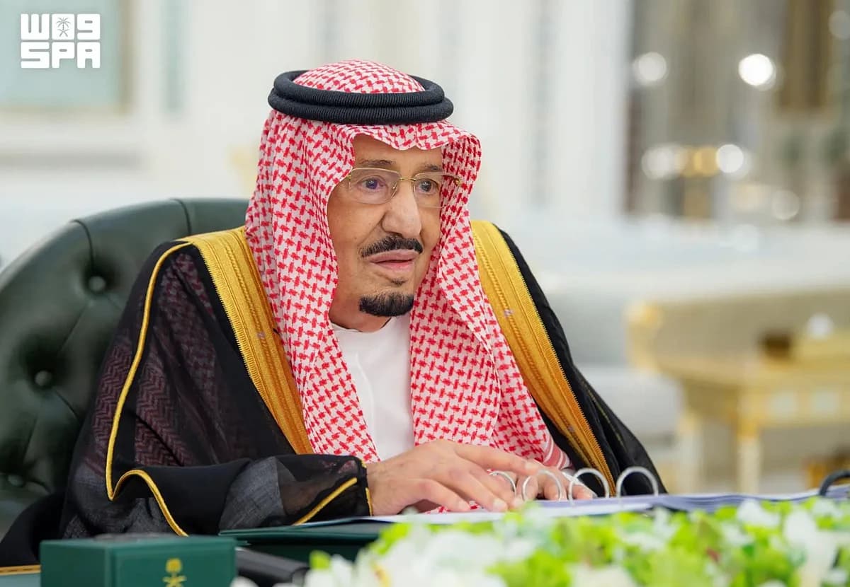 King Salman addressing the cabinet about the Houthi attack on Makkah, highlighting regional security concerns.