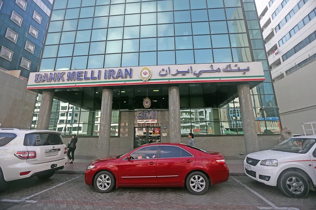 Infographic showing the impact of the UAE Central Bank's ban on Bank Melli Iran transactions and its effects on trade and finance.