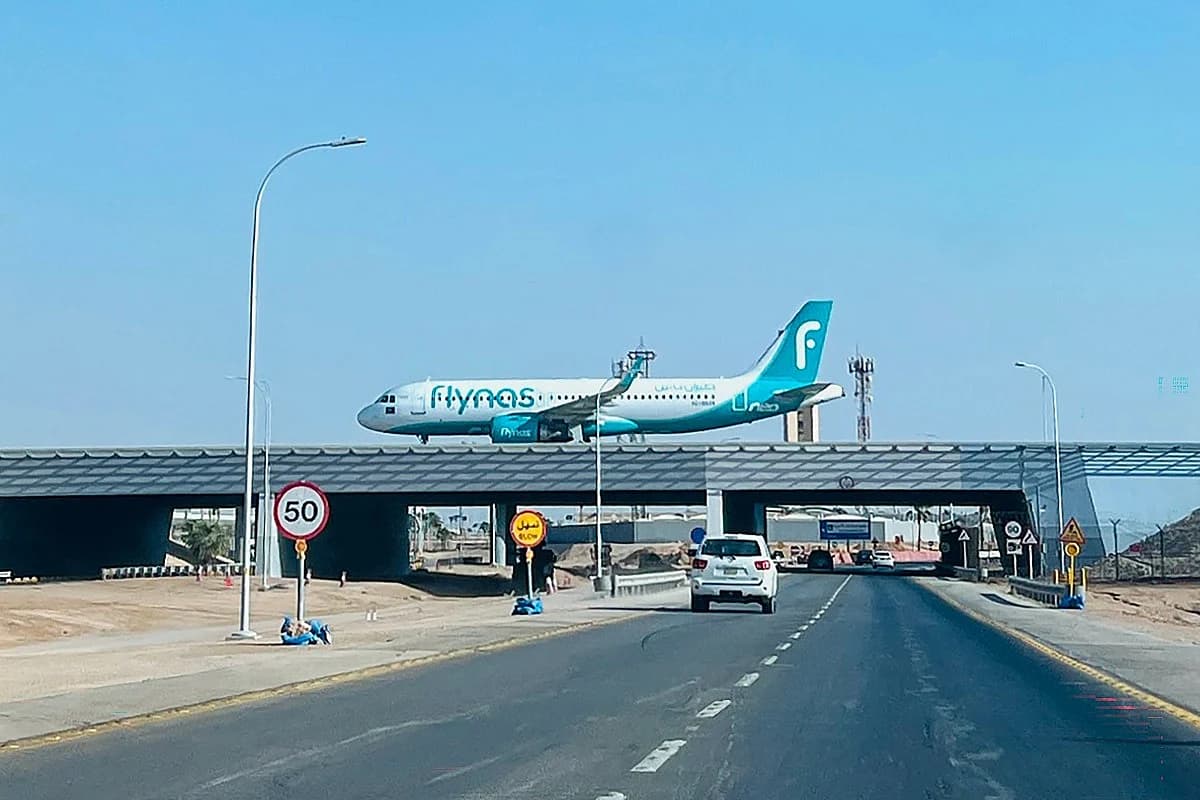 Infographic showing flight cancellations at Riyadh airport due to Houthi missile attacks.