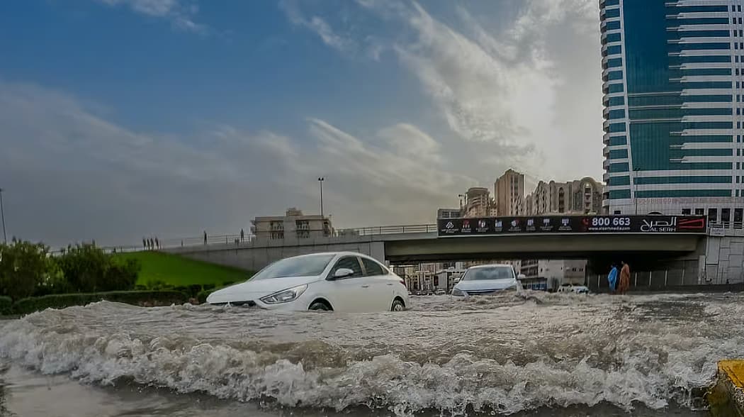 Infographic showing El Niño's projected effects on UAE weather patterns, including rainfall and temperature changes.