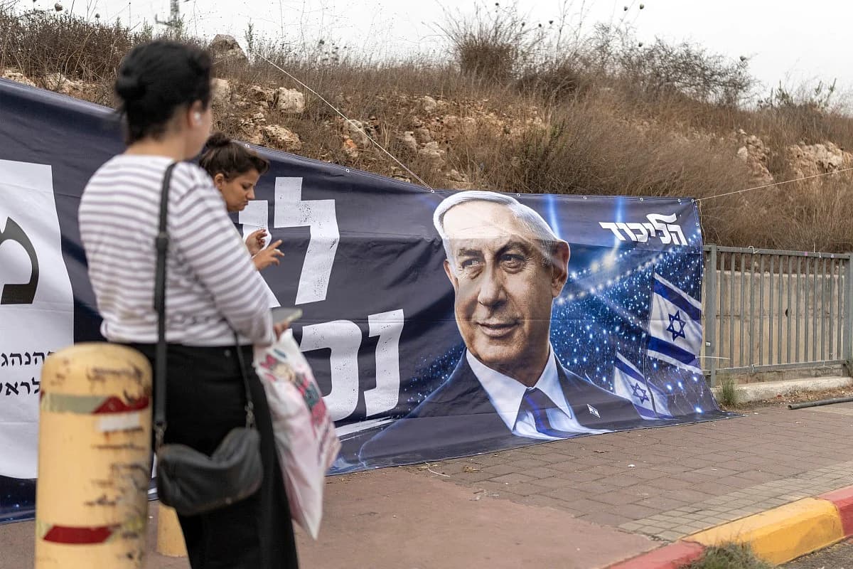 Minimalist infographic displaying 77.7 percent voter turnout metric for the deadlocked Israel election