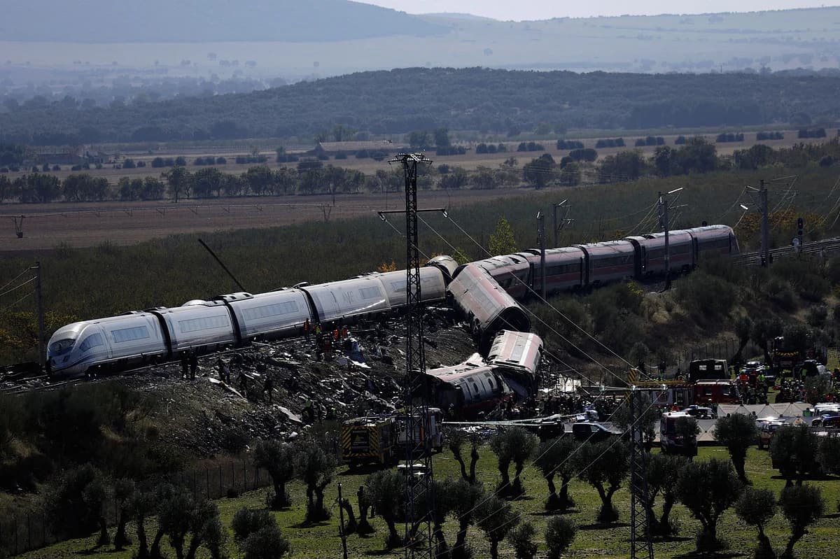 Infographic diagram showing high-speed train track positions and signaling failure points near Toledo Spain
