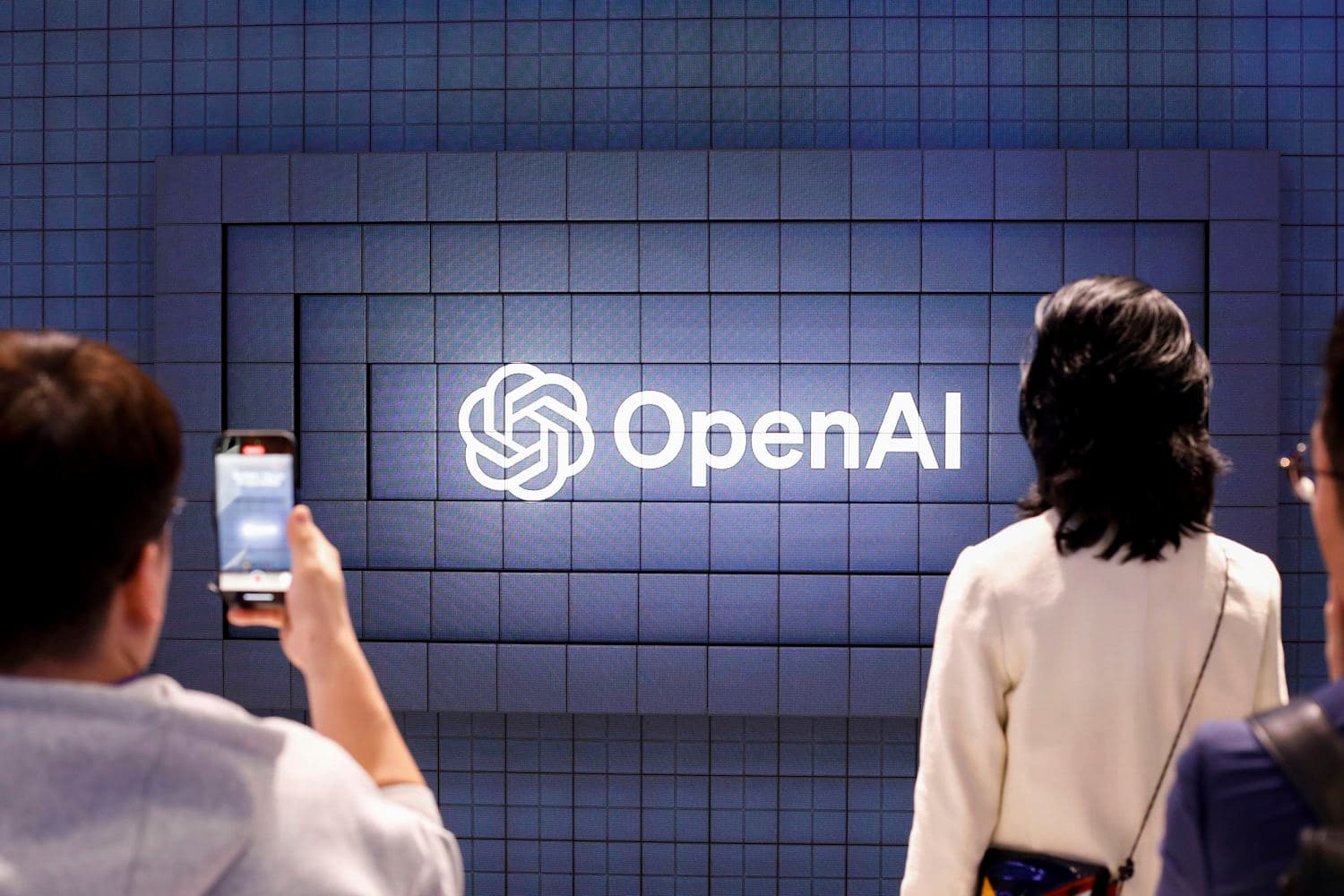 Graphic showing the timeline of the OpenAI breach and the role of white-hat researchers.