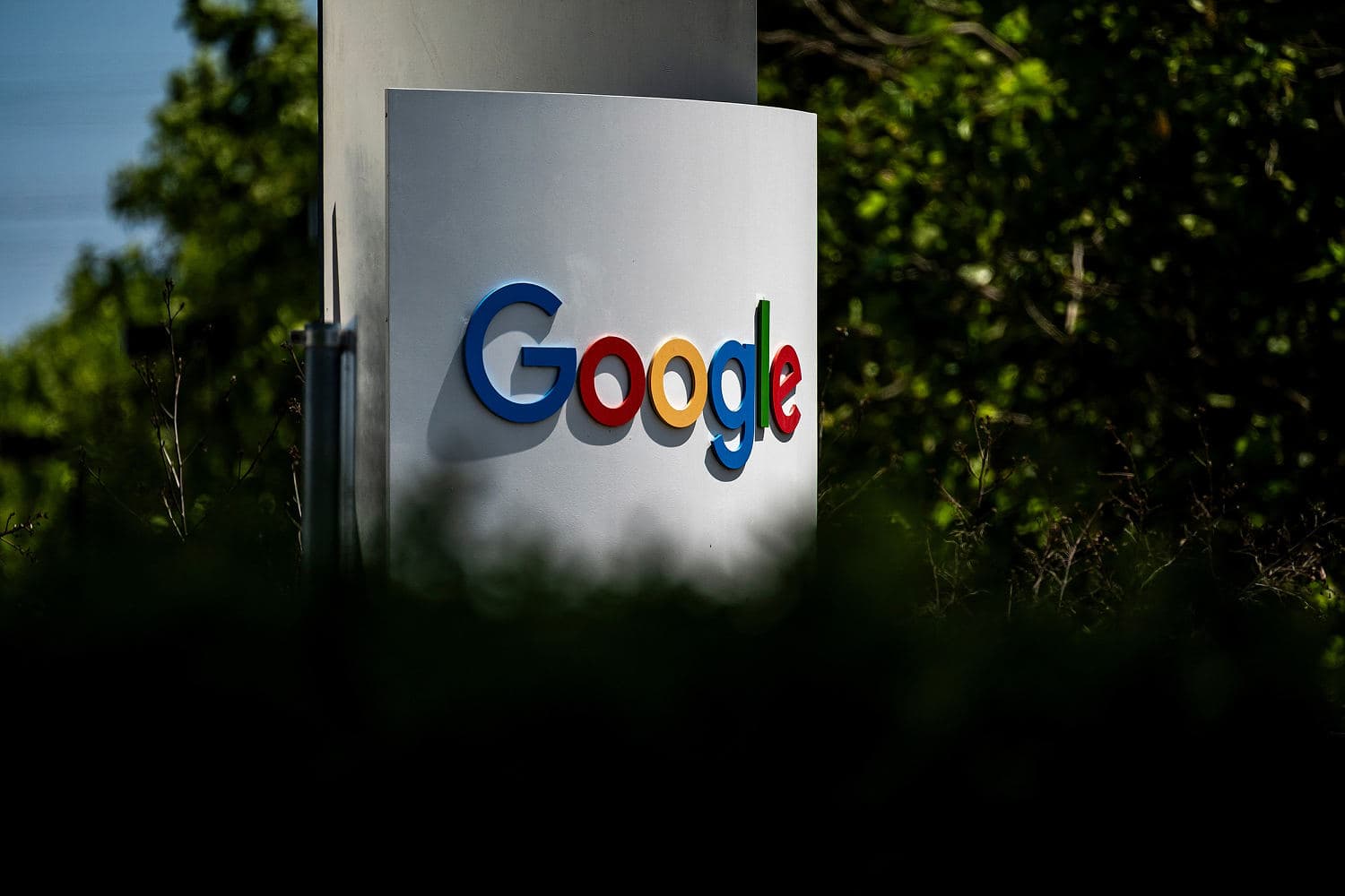 Stock chart illustrating Alphabet 12.6 percent share price plunge and search advertising margin compression