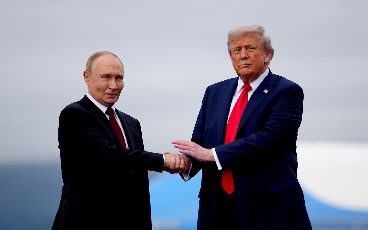 Infographic showing Trump's diplomatic overtures to Putin and their implications for the Ukraine conflict.