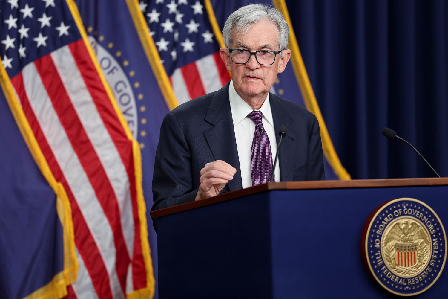 Federal Reserve Maintains Interest Rates Amid Geopolitical Tensions and Leadership Transition