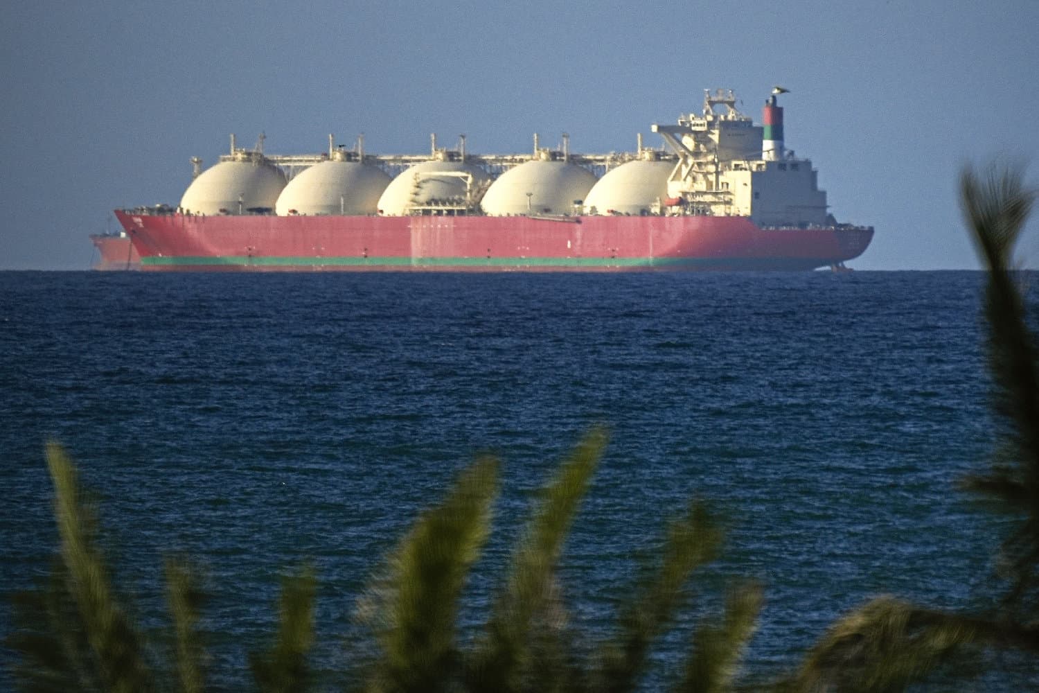Strait of Hormuz Shipping Traffic Remains Severely Disrupted Despite Ceasefire Agreement