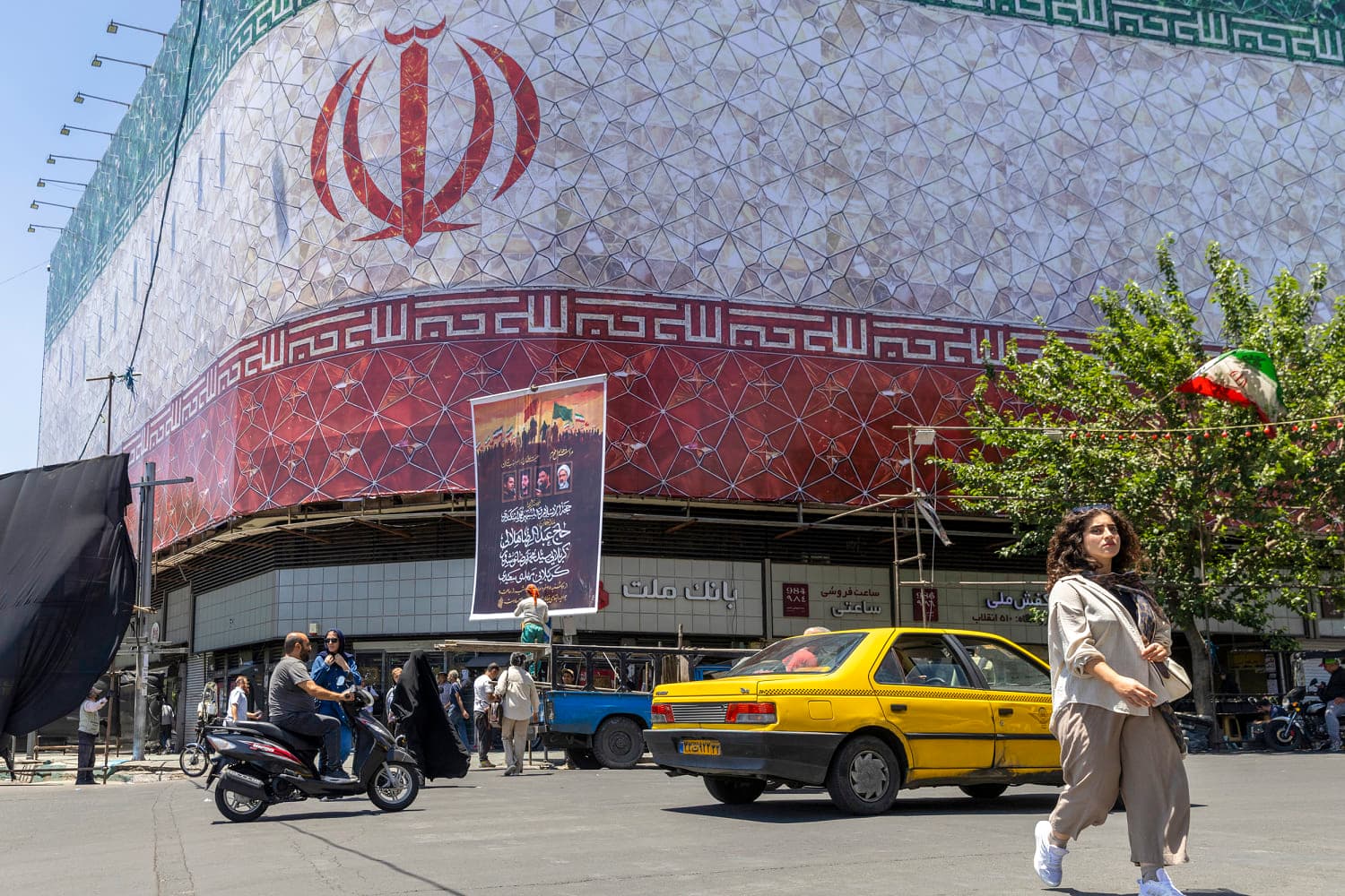 US and Iran leaders discussing the memorandum of understanding in a diplomatic setting.